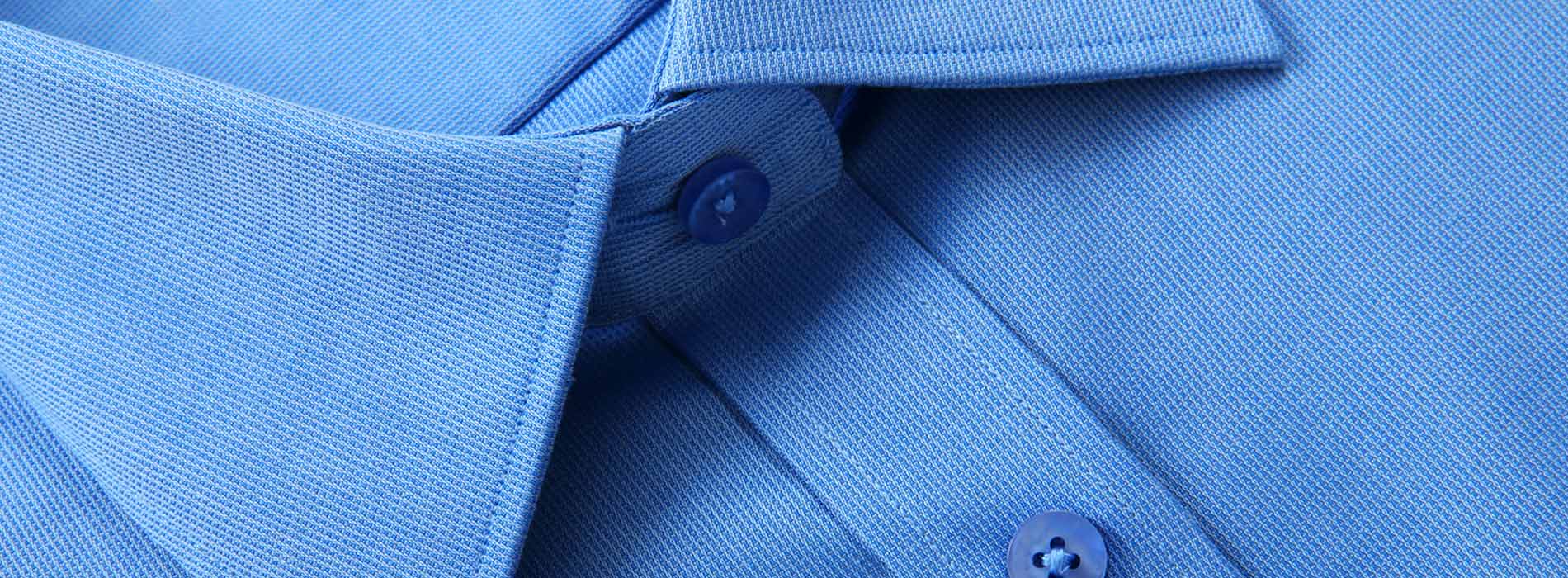 Hell blaues Hemd, gewaschen, gebügelt und gefaltet von Textilreinigung Dr-Wssch Berlin - Oberhemdenservice